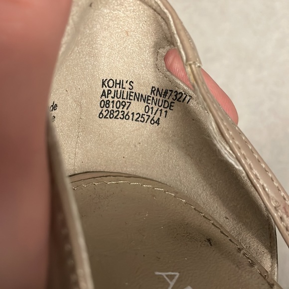 Well Loved Apt. 9 Heels. Sz. 9 - Picture 3 of 6